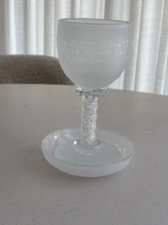 כוס גביע קידוש ״יום השישי״-שקוף חלבי