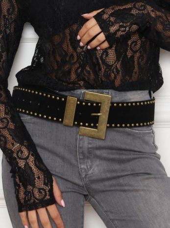 חגורת ניטים שחורה אבזם מרובע