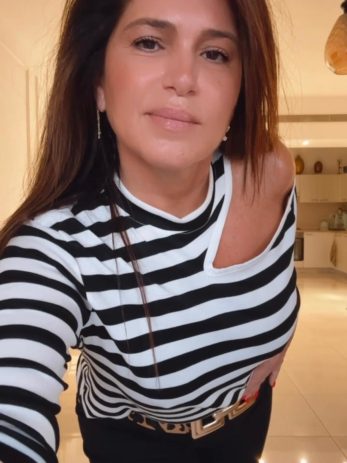 TOTAL LOOK חולצת בייסיק כתף, ג'ינס ברנדה וחגורת גומי