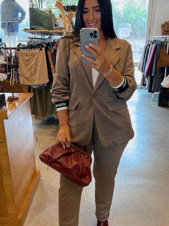 חליפת גילי מחוייטת