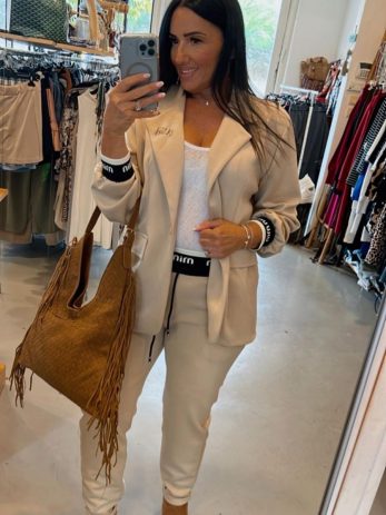 חליפת גילי מחוייטת