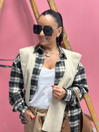 חולצת משבצות צעיף