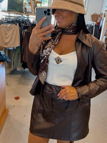 גקט מלאני דמוי עור