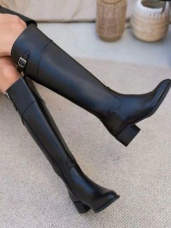 מגף שחור ארוך