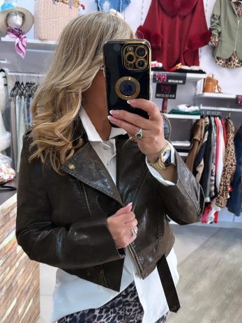 גקט קרופ דמוי עור