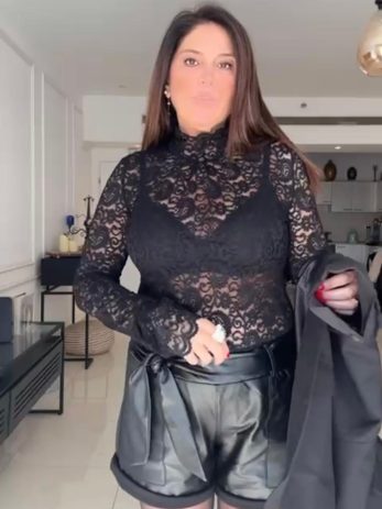 חולצת תחרה שחורה